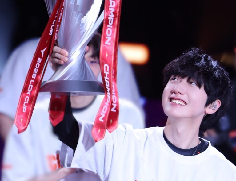 HLE强势TL，Peanut惊艳世界