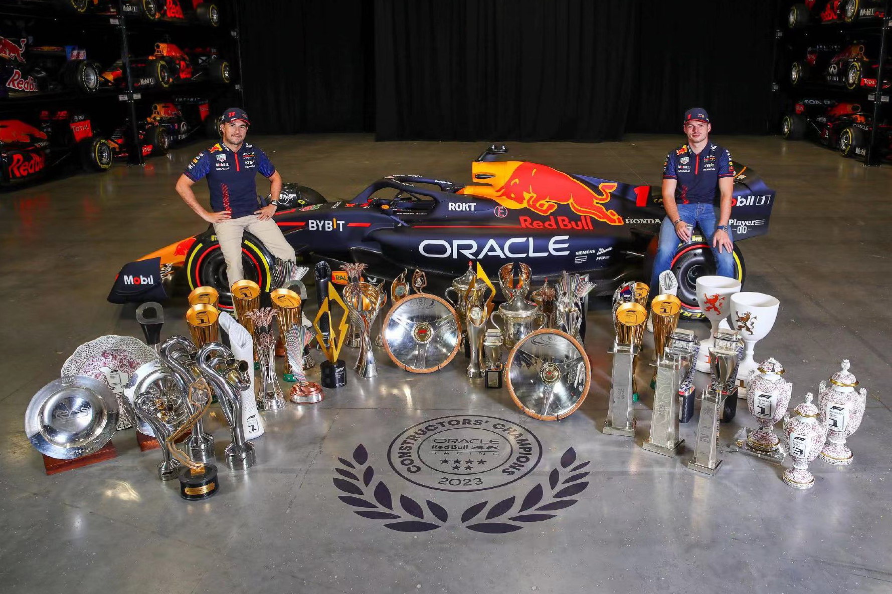 红牛车队完胜雷诺车队，佩雷兹点燃赛场