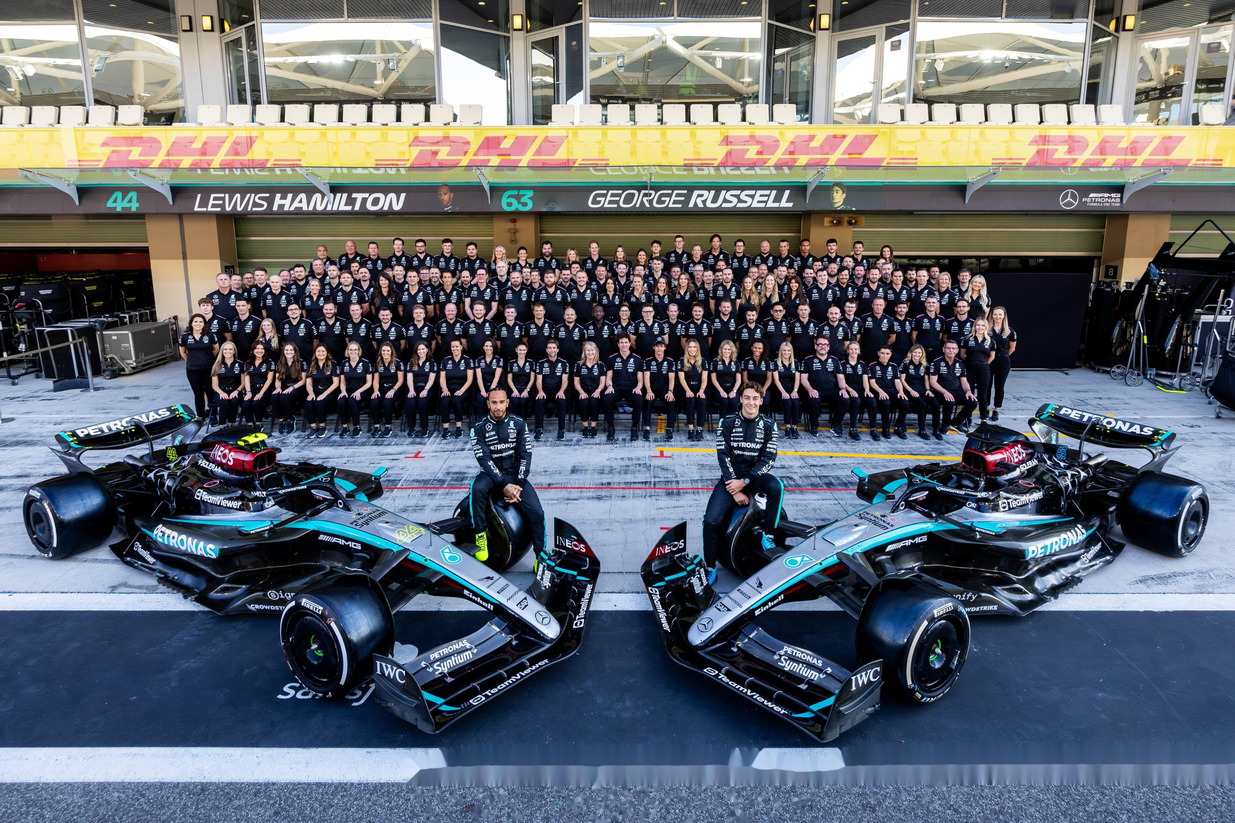 红牛车队完胜梅赛德斯，汉密尔顿高光表现