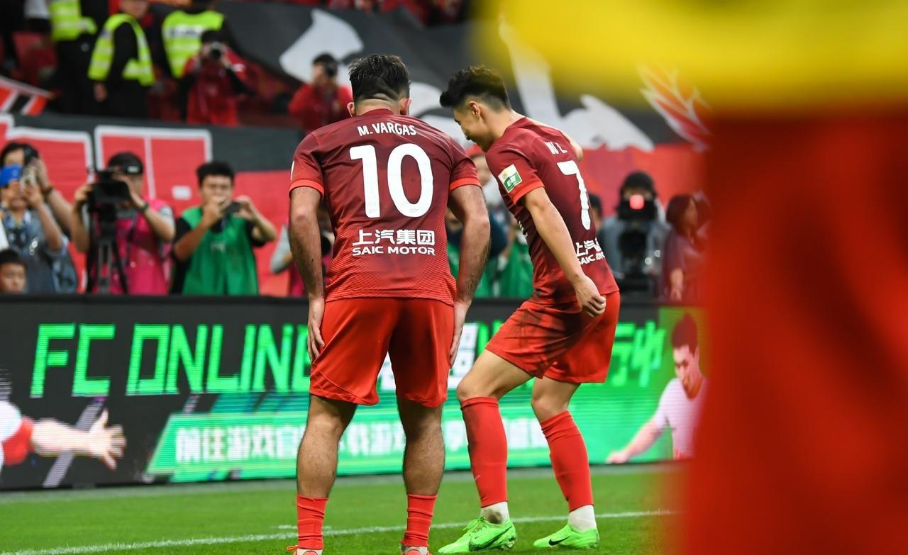 中国队险胜奥地利队，奥恰洛夫统治全场