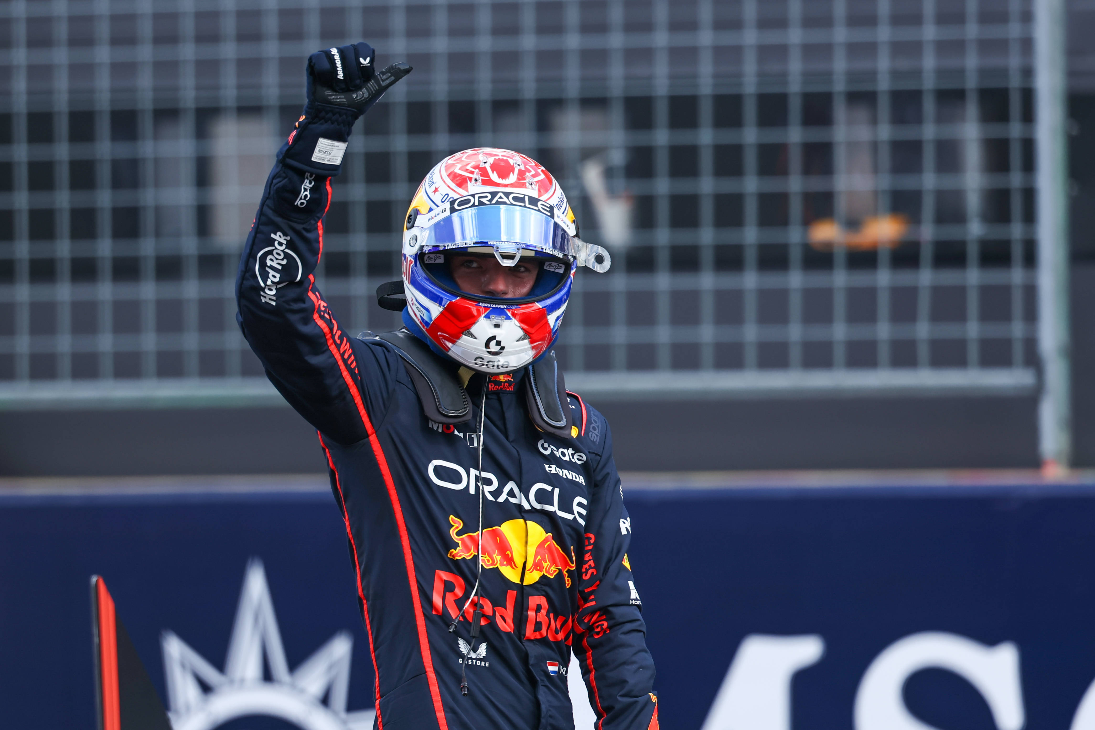 红牛车队力克梅赛德斯，拉塞尔高光表现