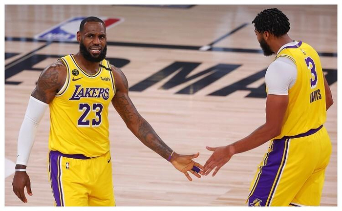 湖人鏖战四川队，麦科勒姆统治全场